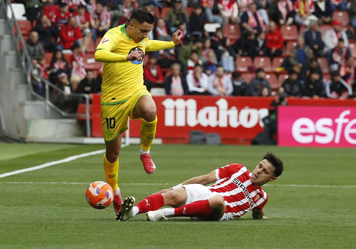 Yeremay trata de superar a Gaspar Campos, en el duelo del pasado mayo en El Molinón.