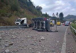 El camión, que transportaba áridos, quedó atravesado en la carretera.