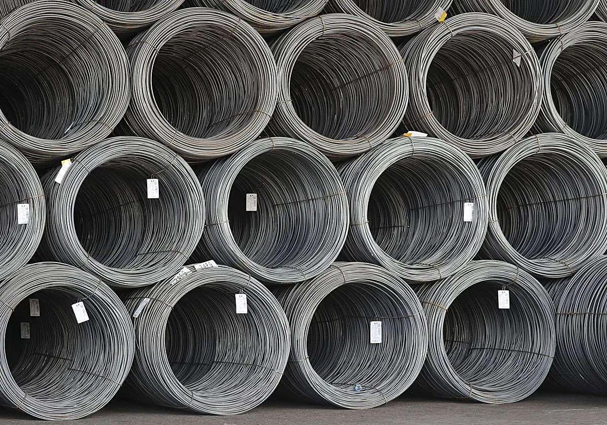 Bobinas de acero almacenadas para su expedición en El Musel.