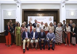 El Club de Regatas de Gijón honra a sus socios de honor