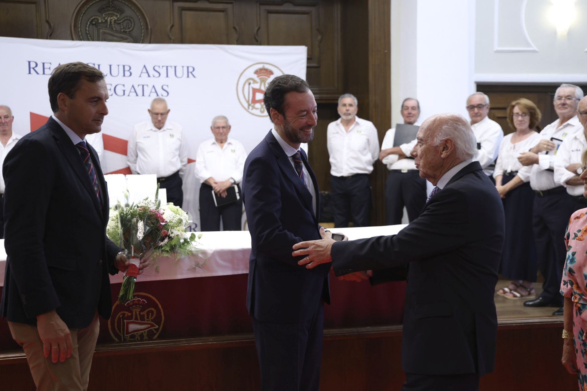 El Club de Regatas de Gijón honra a sus socios de honor