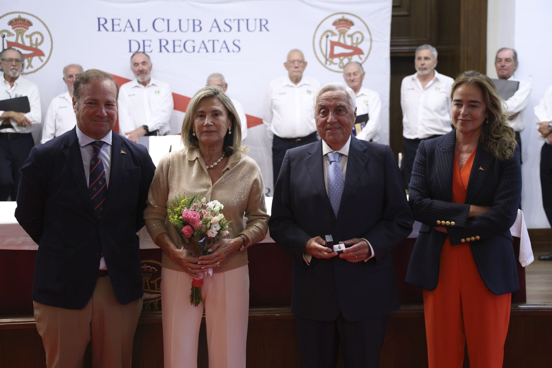 El Club de Regatas de Gijón honra a sus socios de honor
