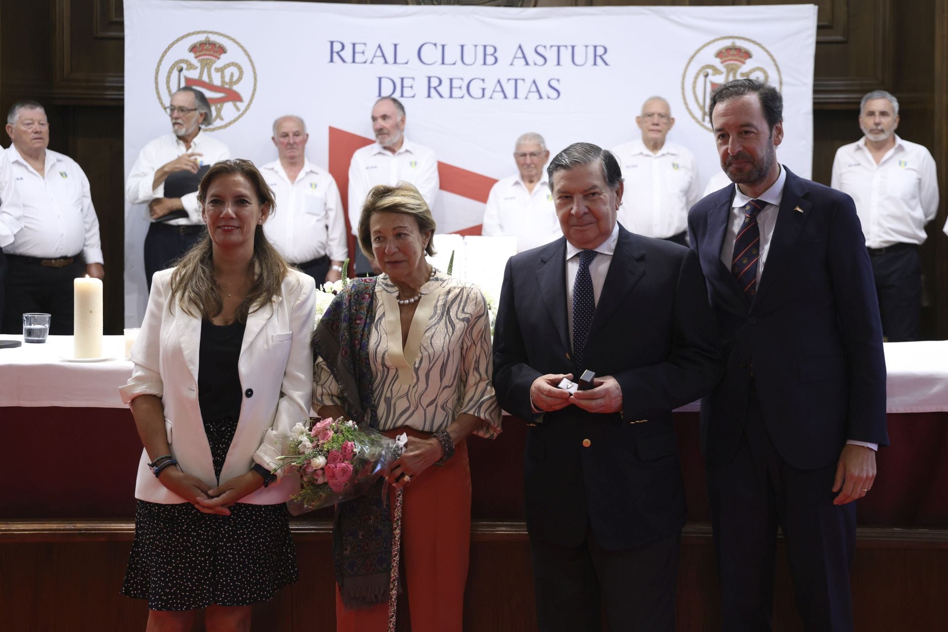 El Club de Regatas de Gijón honra a sus socios de honor