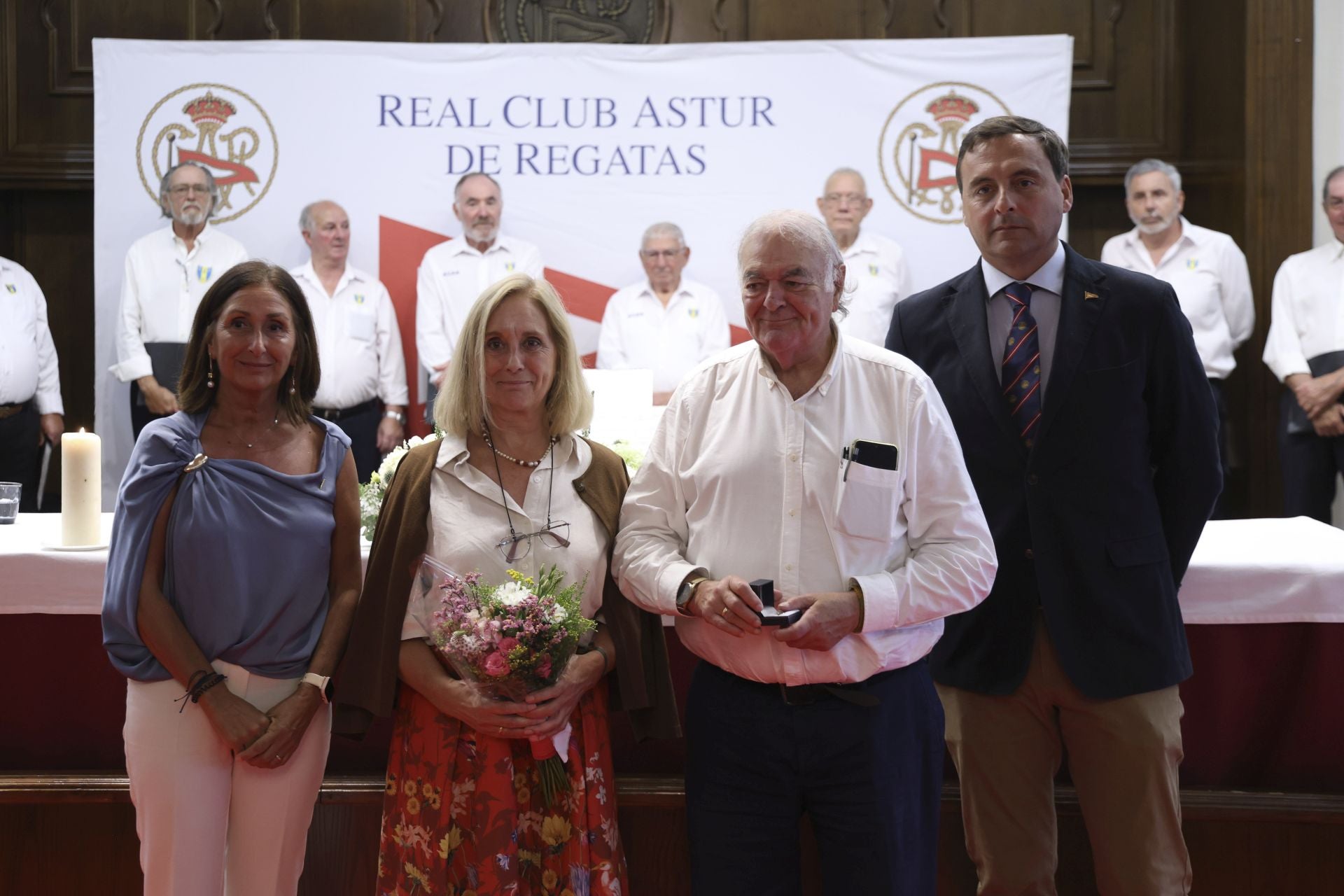 El Club de Regatas de Gijón honra a sus socios de honor