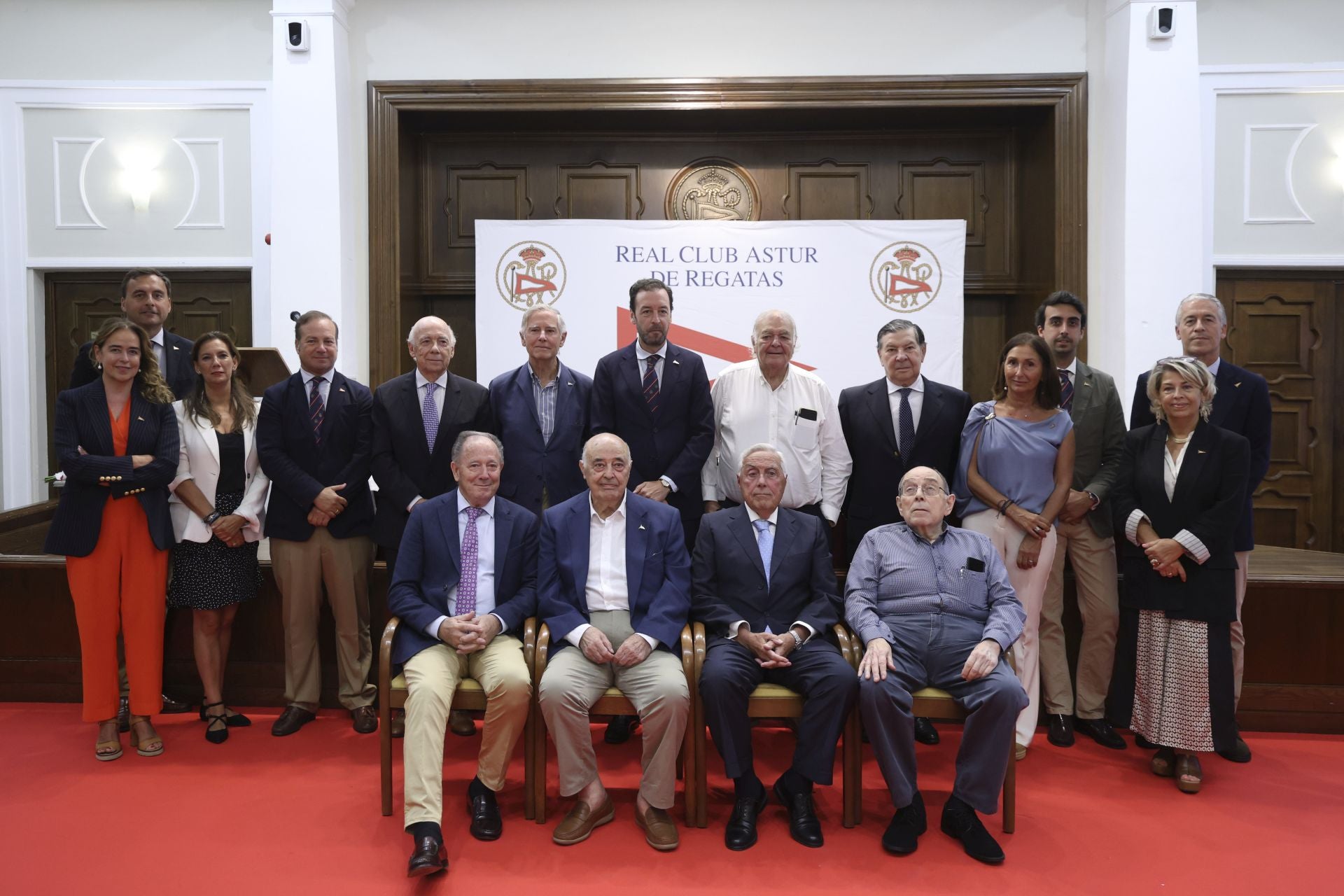 El Club de Regatas de Gijón honra a sus socios de honor