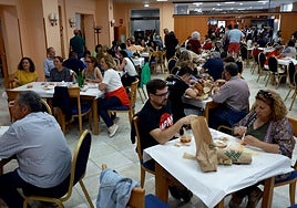 Los socios, degustando el picadillo.