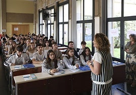 Las vicedecanas Celina González y Marta Vidal, en la jornada de bienvenida de los alumnos de nuevo ingreso en la Facultad Jovellanos.