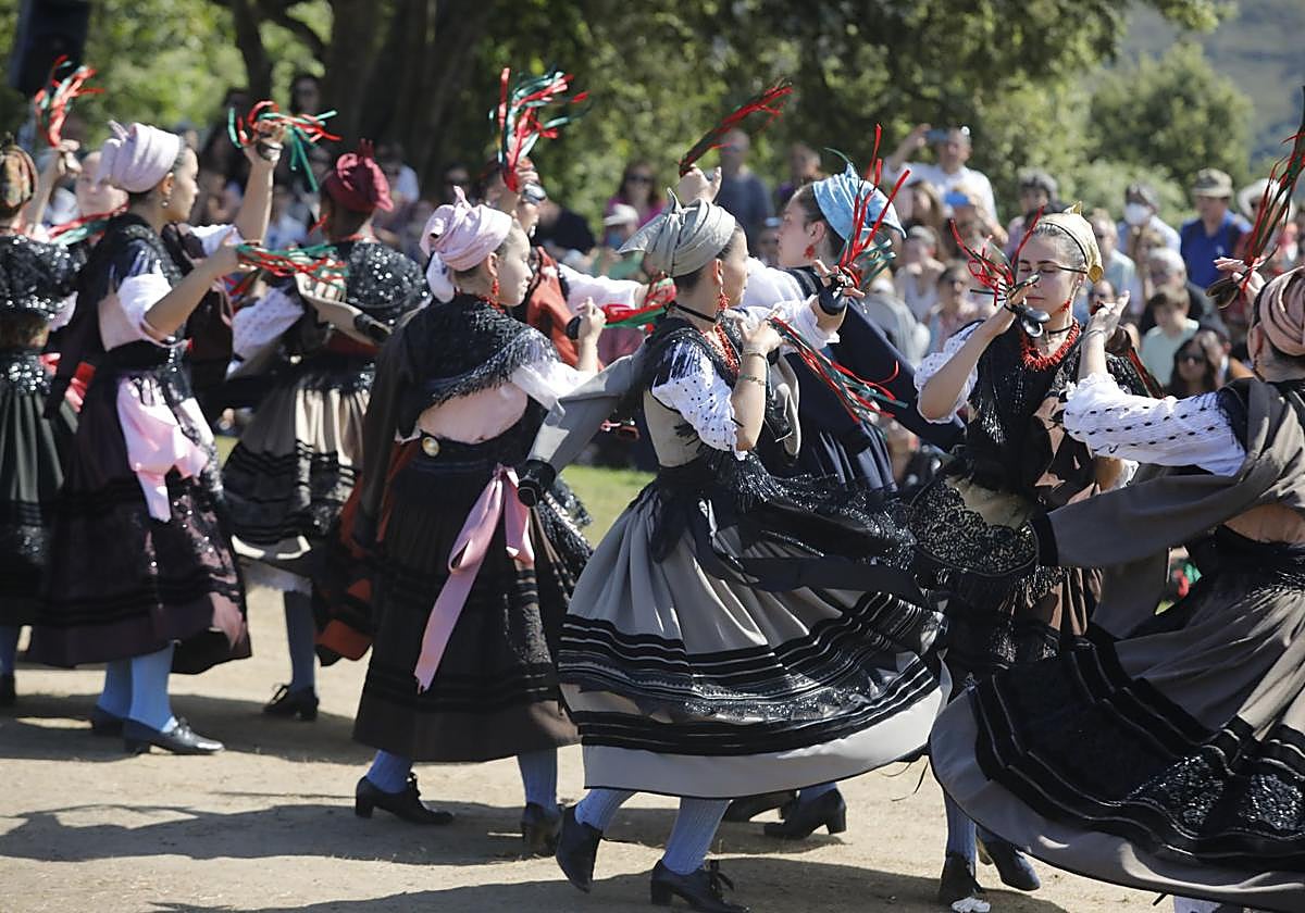 Bailes regionales durante una pasada edición de las fiestas de La Guía en Llanes.
