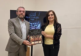 Luis Muñiz Suárez sujeta su libro junto a la concejala de Cultura Yolanda Alonso.