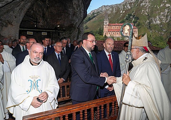 Sanz Montes saluda a Barbón, en presencia de Cofiño, en la misa de Covadonga de 2024.