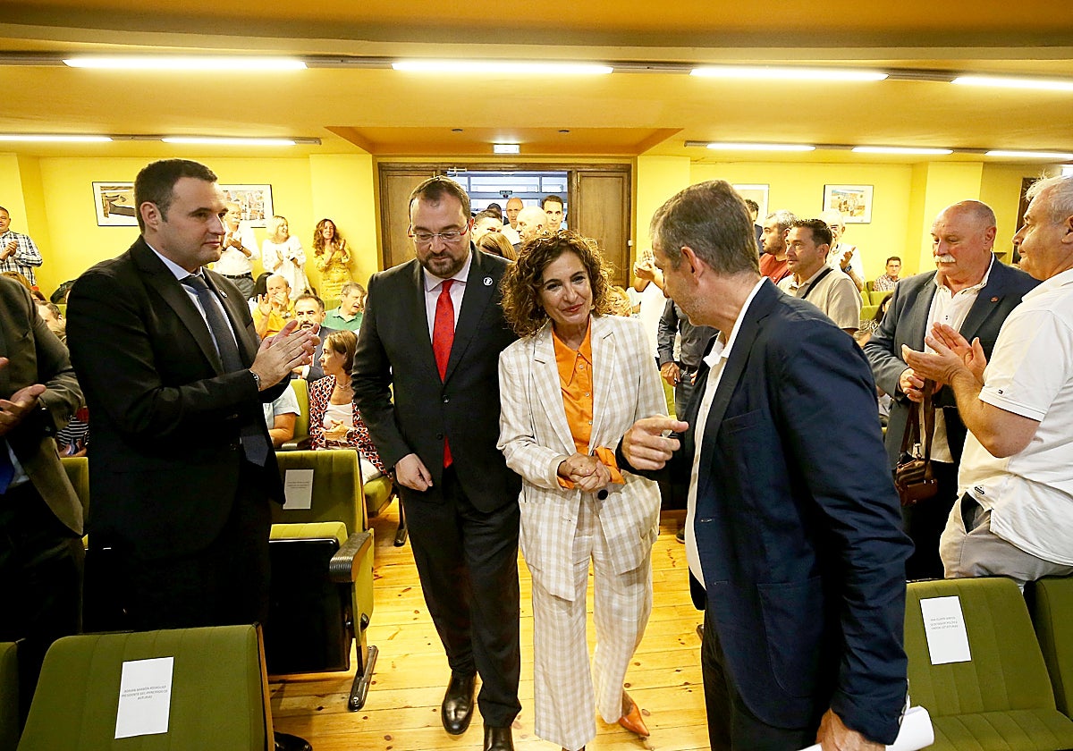 La ministra de Hacienda, María Jesús Montero, junto al consejero de Hacienda y el presidente del Principado, durante una visita a Asturias.