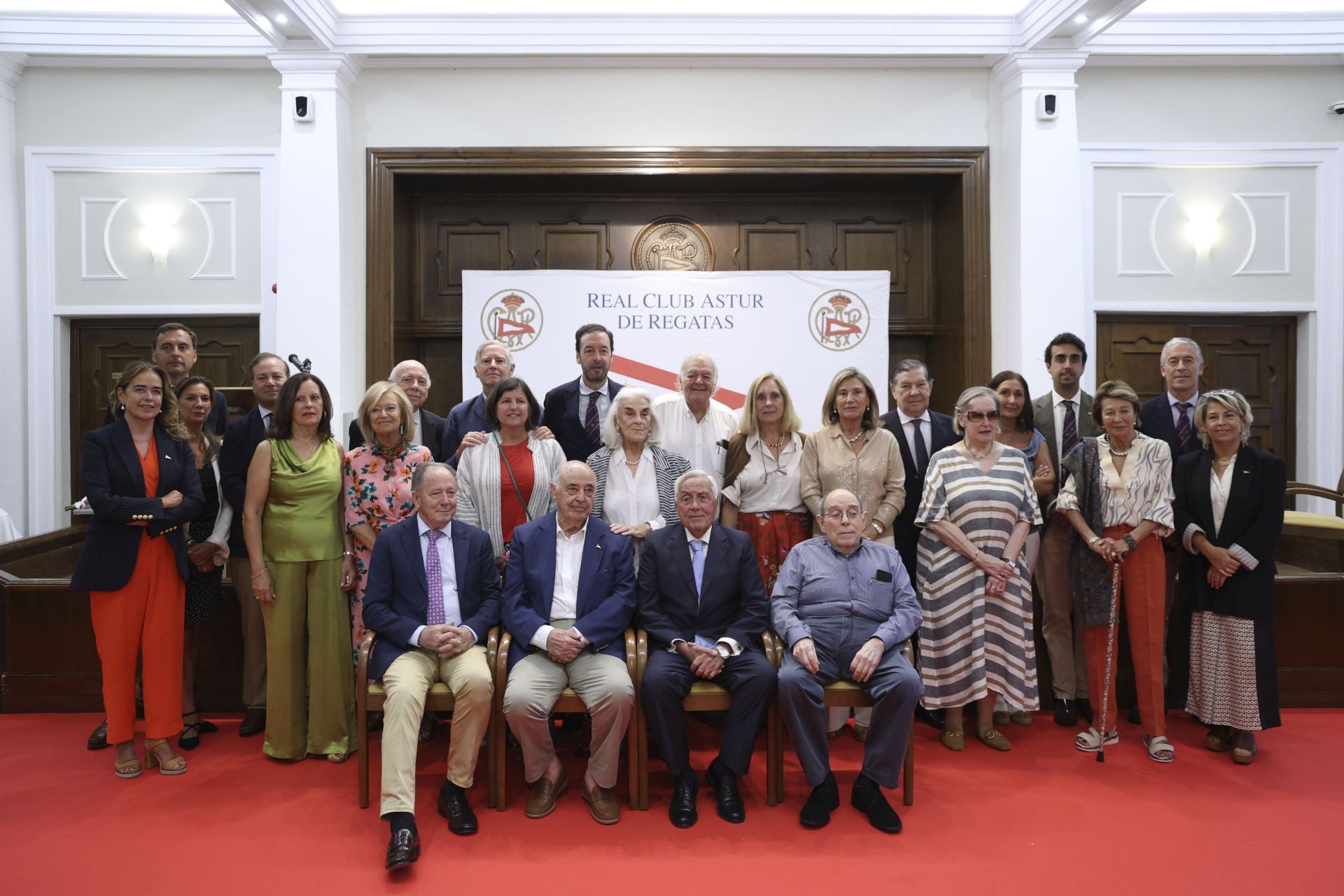 Foto de familia con los socios homenajeados este jueves en el Club de Regatas de Gijón.