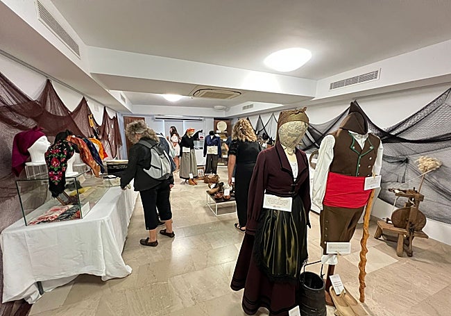 Exposición de trajes en Villaviciosa.
