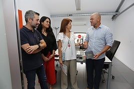 El edil de Desarrollo Económico y la directora de La Curtidora, conversan con representantes de la empresa Wind Service Hub, ayer en el centro de empresas.