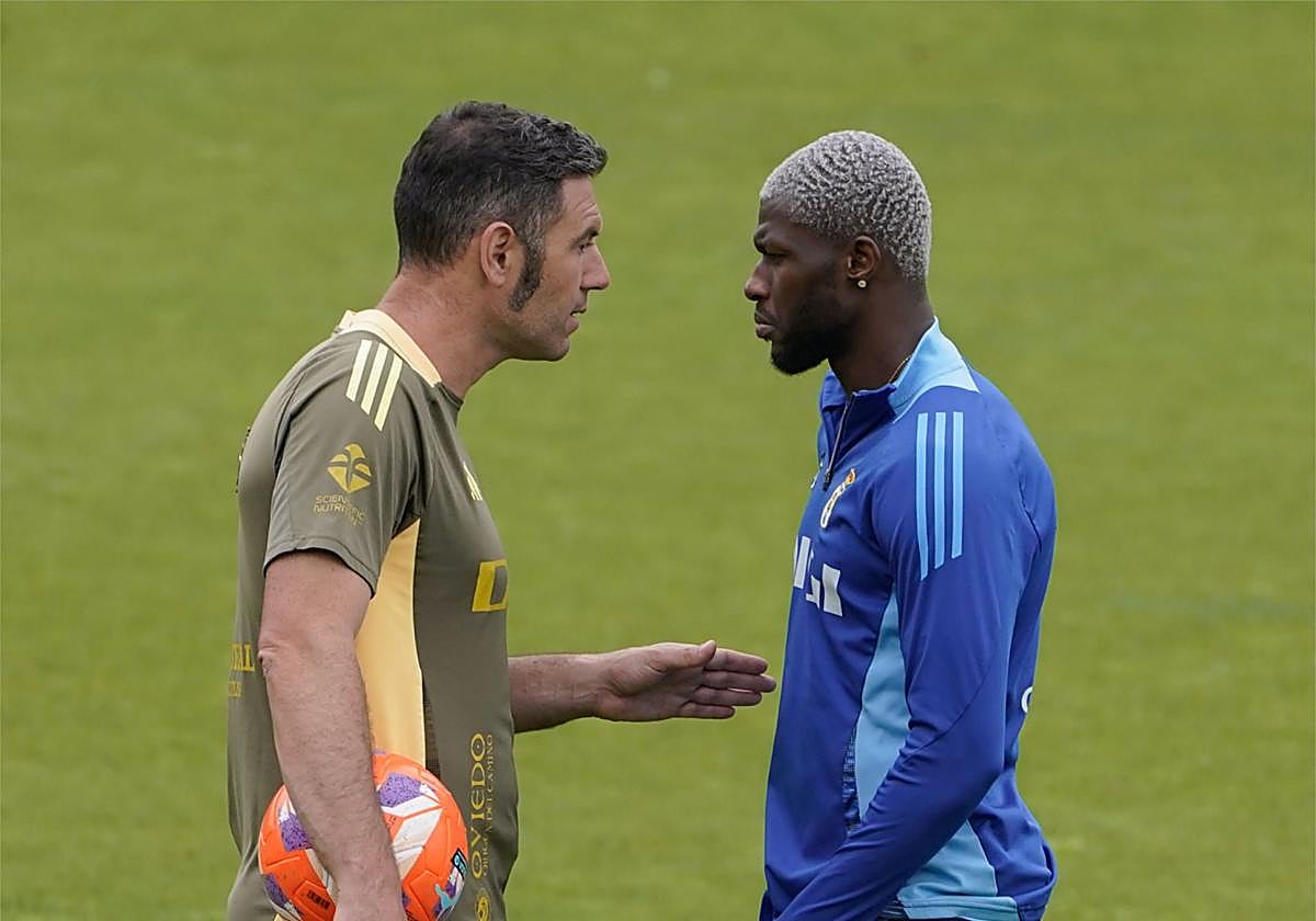 Cervero, exfutbolista y ahora médico del club, conversa con el internacional Kwasi Sibo.