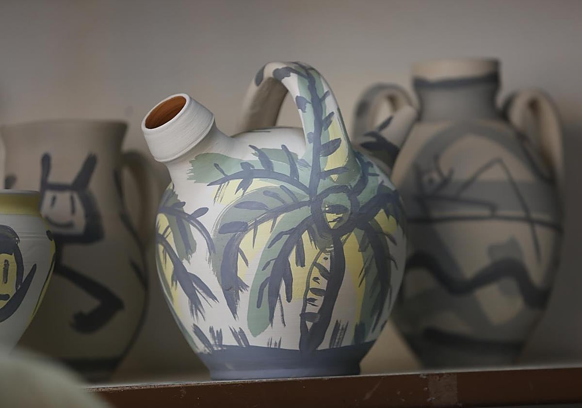 Imagen principal - Detalle de varias de las piezas decoradas por Xavier Mariscal.