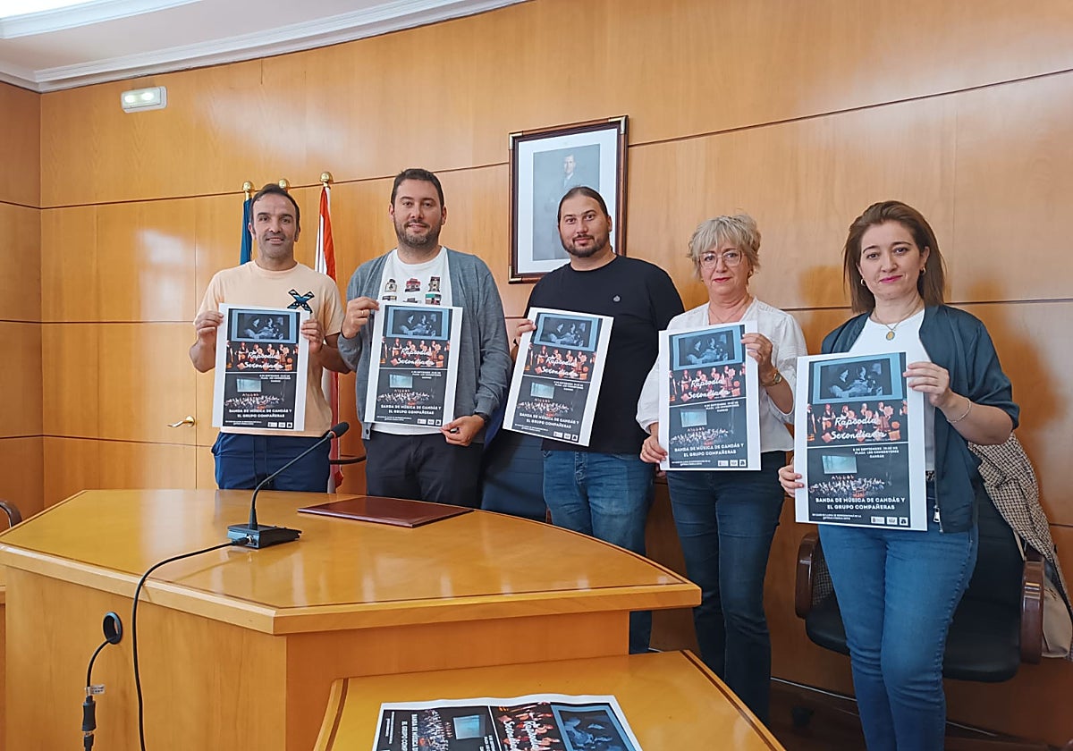El presidente de la Banda de Música de Candás, César González; el edil de Cultura, David González; el compositor de la 'Rapsodia Serondiana'; Maica García y Ana Lidia Álvarez, del Grupo Compañeras