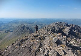 La cima de Peña Ubiña es un trono montañero imprescindible. La ruta que asciende hasta ella un sendero inolvidable, para recorrer con calma y respeto, por territorios de alta montaña.