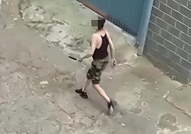 La mujer, con el cuchillo en la mano.