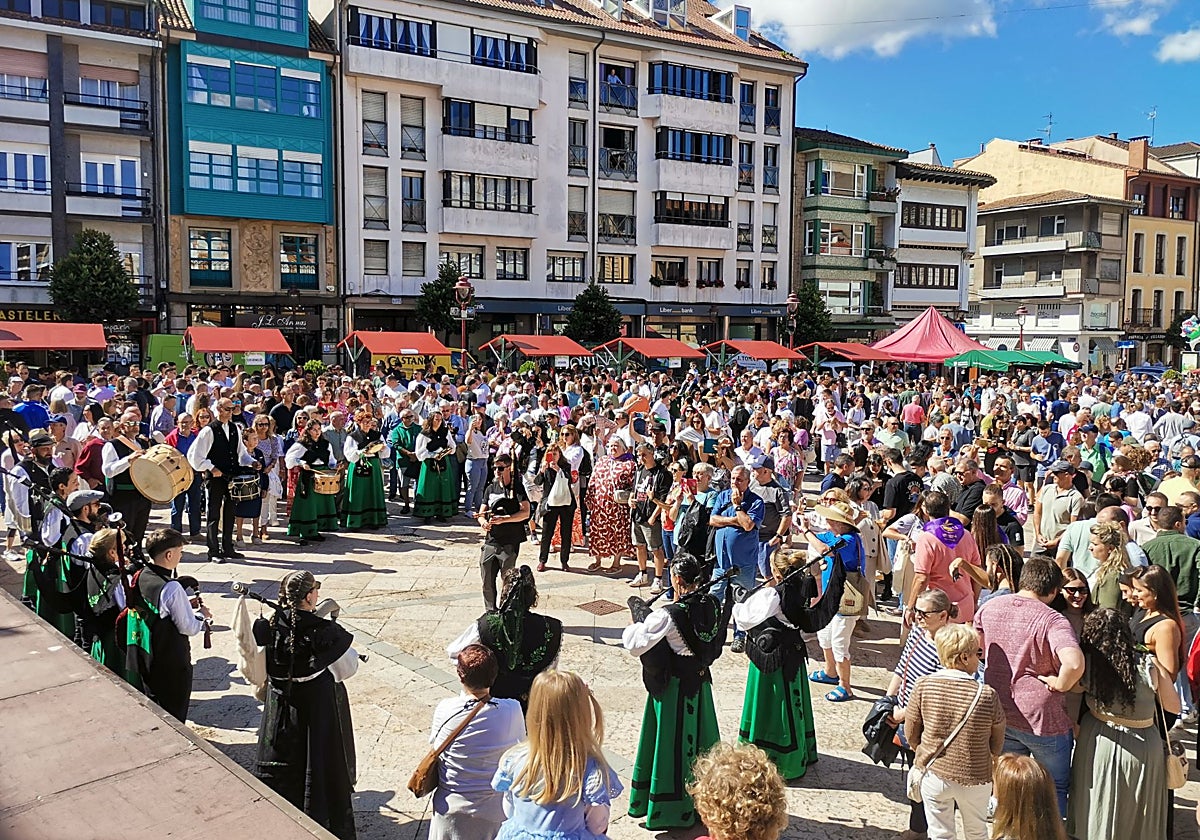 Fiesta de la Sidra en la plaza frente al Ayuntamiento de Villaviciosa, el año pasado.