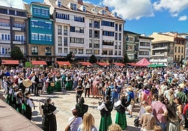 Fiesta de la Sidra en la plaza frente al Ayuntamiento de Villaviciosa, el año pasado.