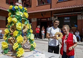 Uno de los ganadores de la rifa del ramo, realizada por el Día de Asturias en el Albergue Covadonga.