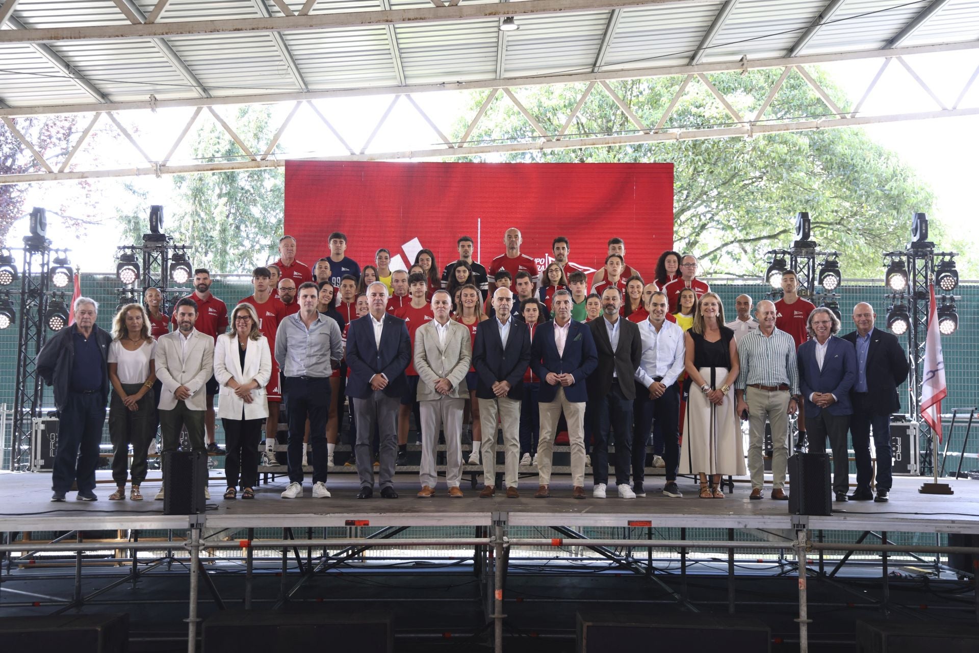 Foto de familia de la junta directiva y los representantes institucionales, patrocinadores y partners del Grupo junto con los 38 deportistas de las diferentes secciones de la entidad que protagonizaron el desfile con las nuevas prendas deportivas.