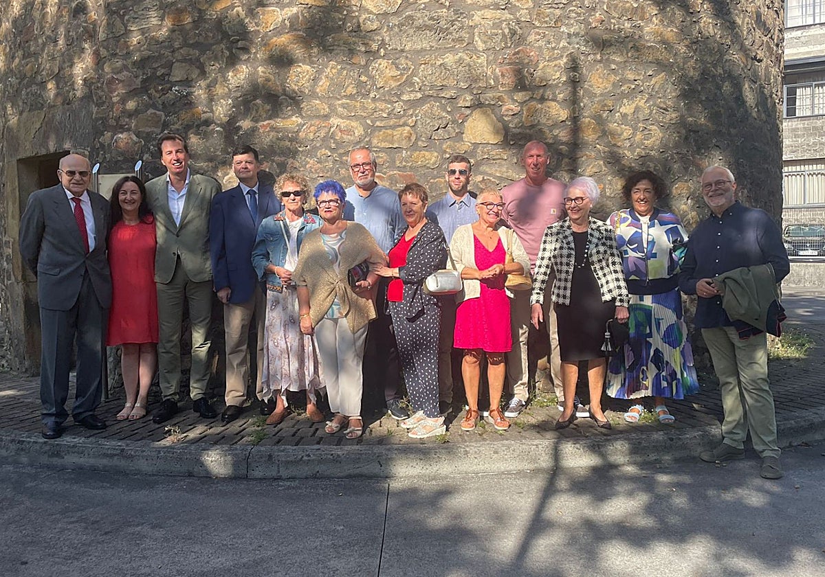 Miembros de Langreanos en el Mundo, los premiados y sus familias, en la sede de la asociación, en La Torre de la Quintana en Ciaño.