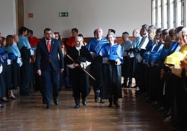 ignacio Villaverde, entre el presidente del Principado y la catedrática María Vélez, en el acto de apertura del curso universitario 2025-2026.