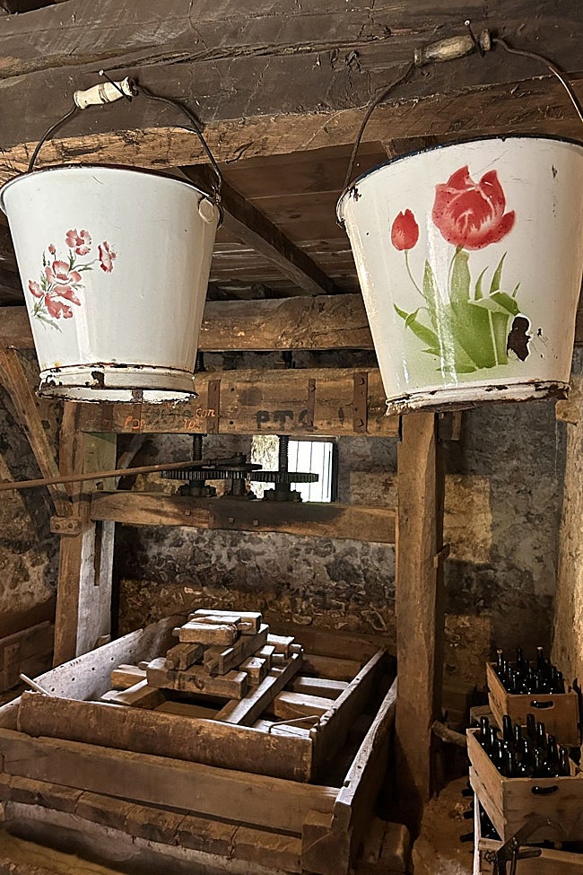 El llagar tradicional cuenta aún con la maquinaria original y varios elementos adicionales.