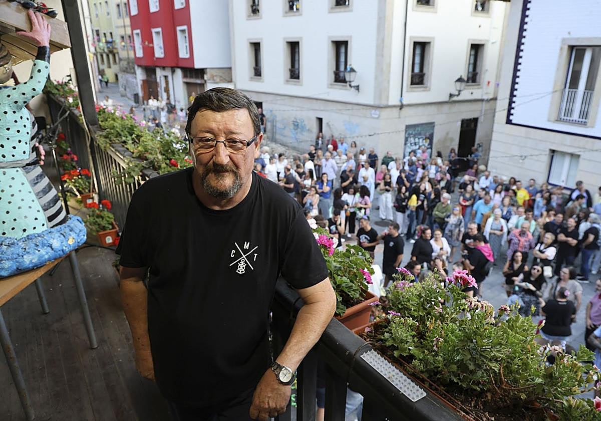 Ángel Murias, miembro de la comisión de festejos de Cimavilla, minutos antes de dar el pregón en la Casa del Chino.