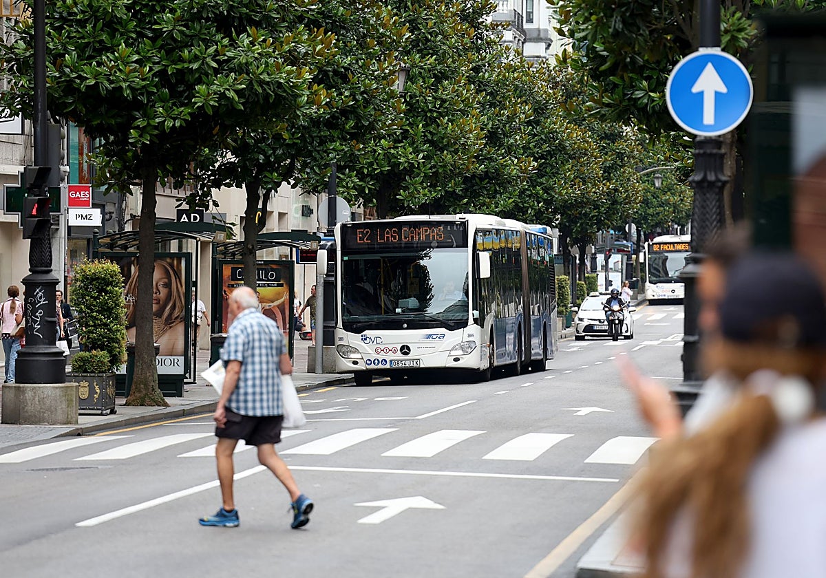 Un autobús de TUA, en Uría.