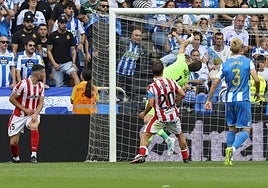 El guardameta Yáñez se estira en vano para detener el remate, casi con el tiempo cumplido, de Barcia, que le dio la victoria al Deportivo.