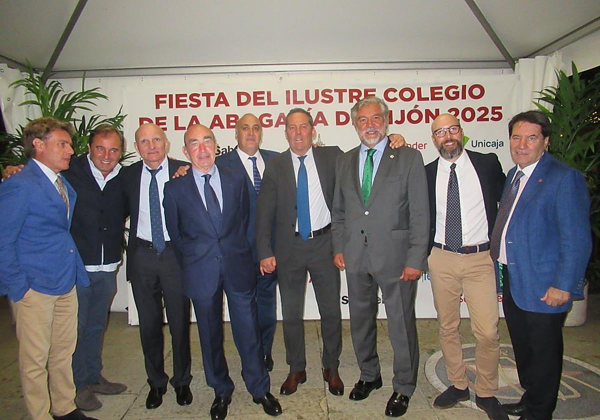 Jugadores de los equipos de fútbol de los colegios de la Abogacía de Gijón y de Oviedo que asistieron a la cena para recoger el trofeo del torneo jugado en Mareo y del que salieron vencedores los gijoneses.