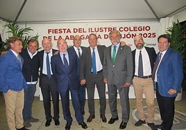 Jugadores de los equipos de fútbol de los colegios de la Abogacía de Gijón y de Oviedo que asistieron a la cena para recoger el trofeo del torneo jugado en Mareo y del que salieron vencedores los gijoneses.
