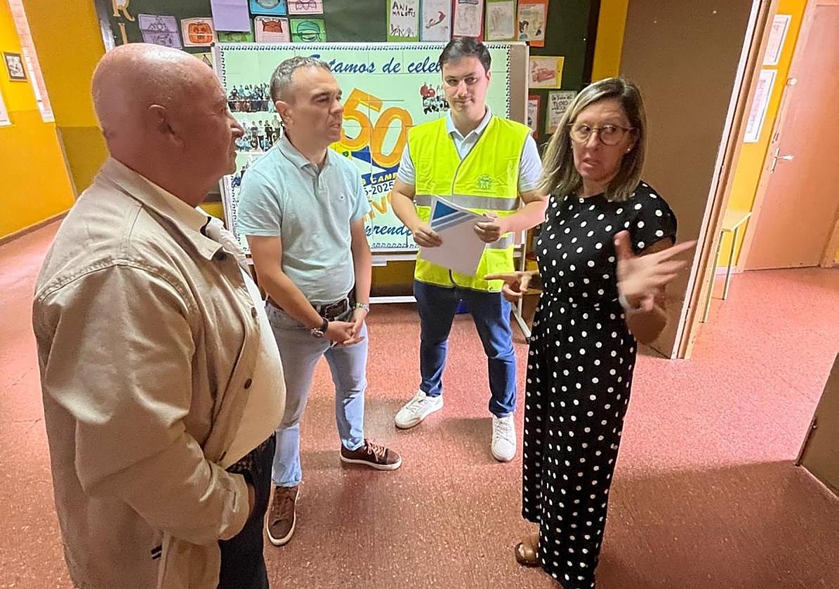 El edil de Educación, el alcalde y el edil de Obras en la visita al colegio de Los Campos.