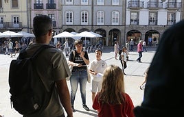 Patricia Pérez pone en situación a los asistentes al recorrido.