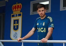 El futbolista oviedista Alberto Reina, en las instalaciones de El Requexón.