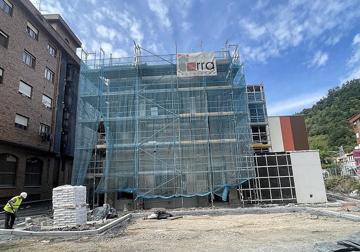 La fachada principal, en fase de urbanización y a la espera de recuperar el frontal del teatro Virginia.