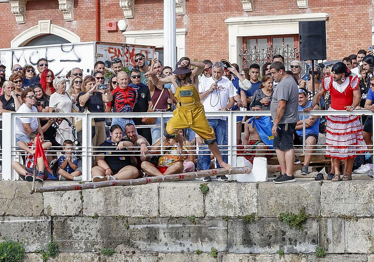 Uno de los participantes en la cucaña de Cimavilla.