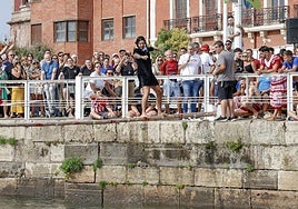 La tradicional cucaña volvió a Cimavilla