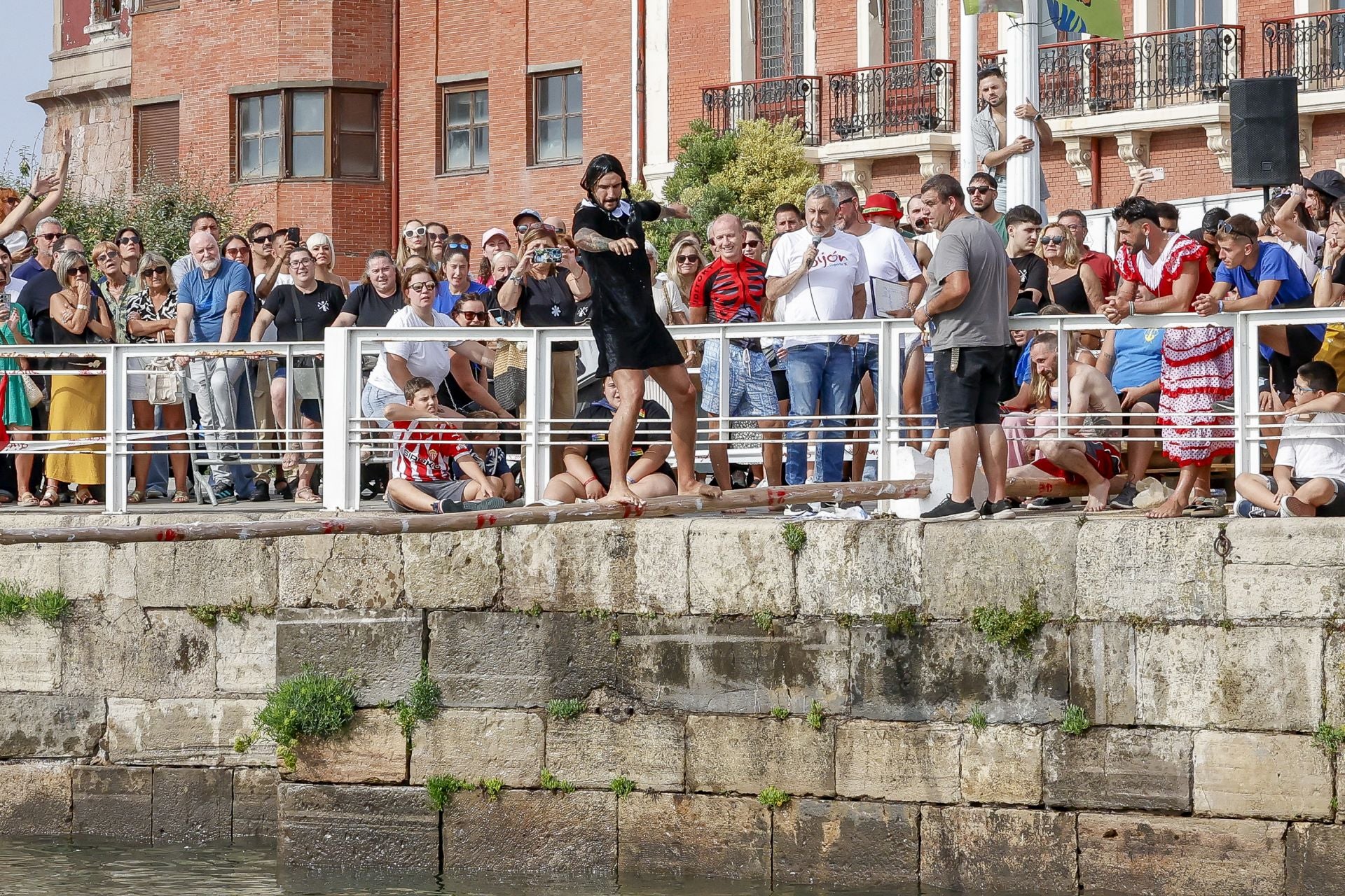 La tradicional cucaña volvió a Cimavilla