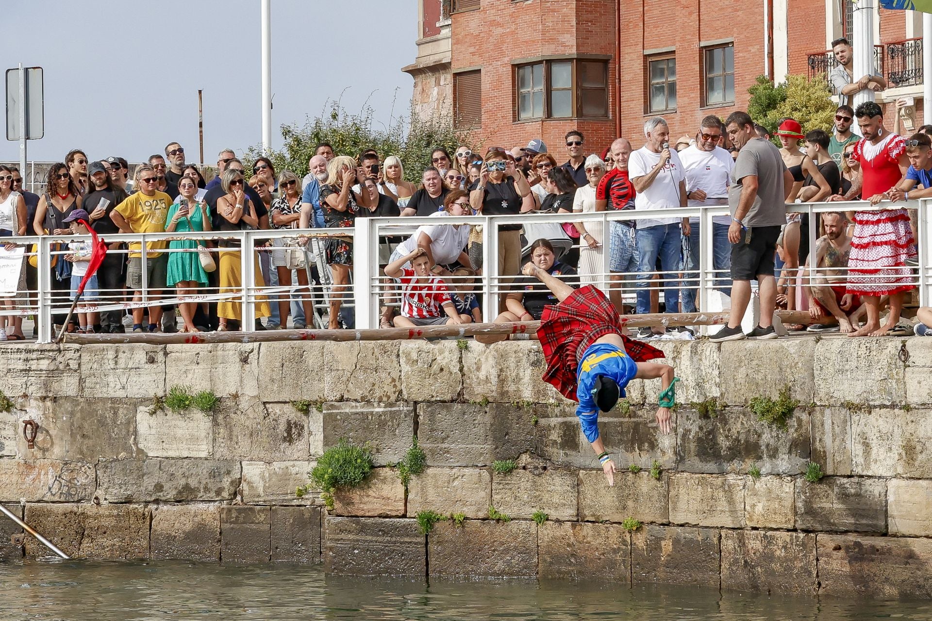 La tradicional cucaña volvió a Cimavilla