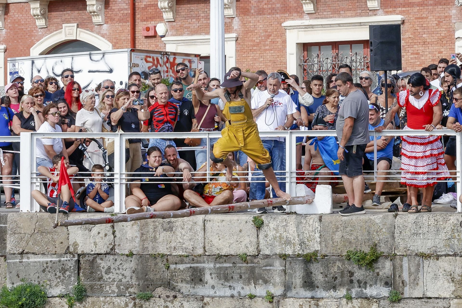 La tradicional cucaña volvió a Cimavilla