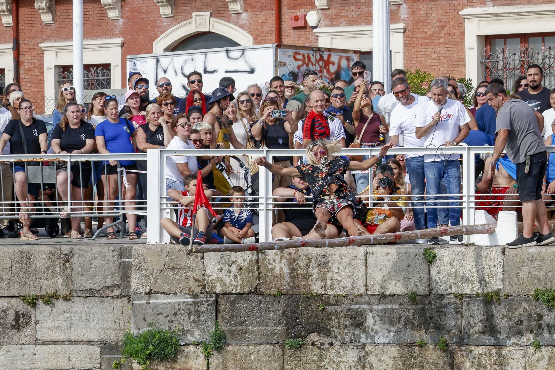 La tradicional cucaña volvió a Cimavilla