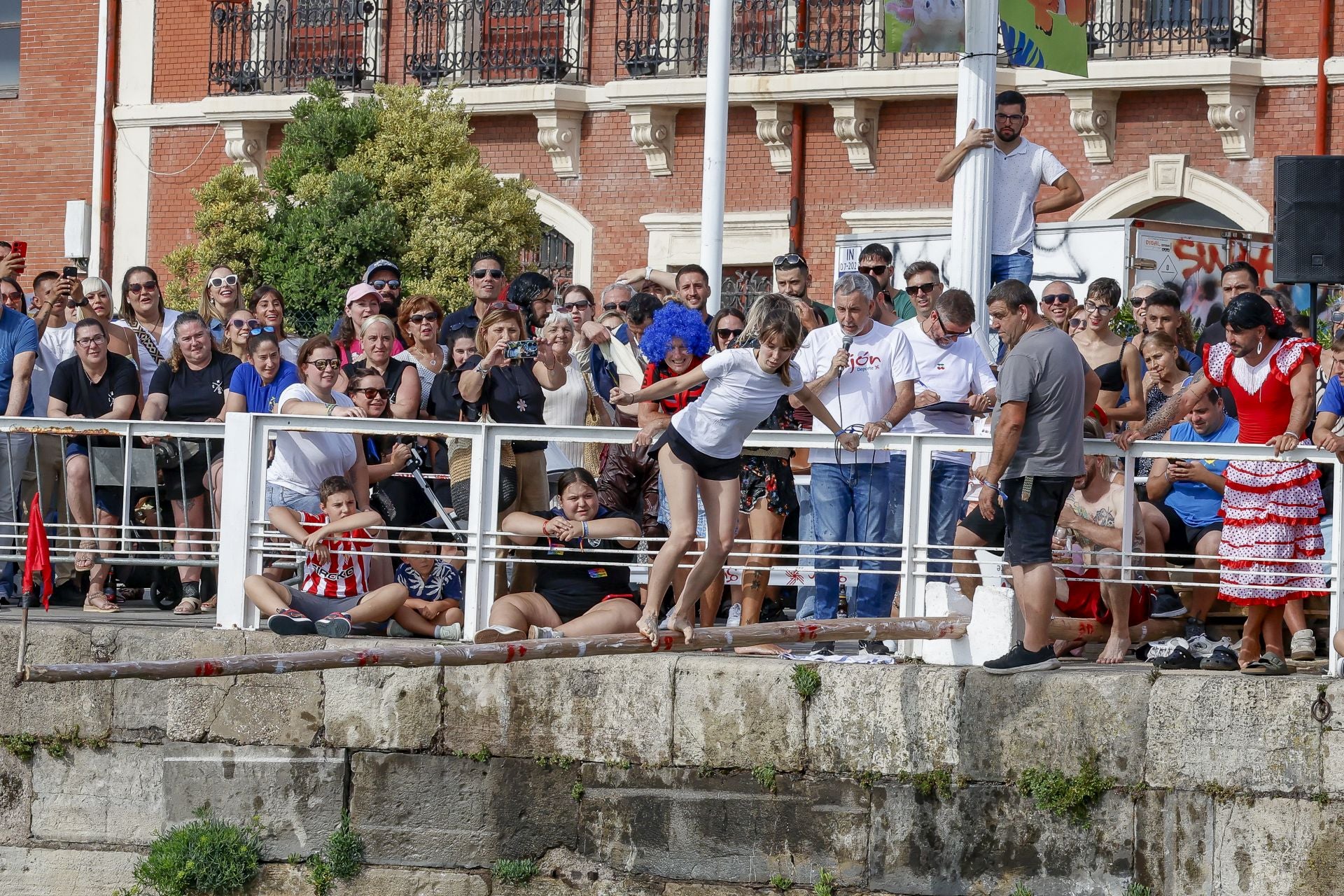 La tradicional cucaña volvió a Cimavilla