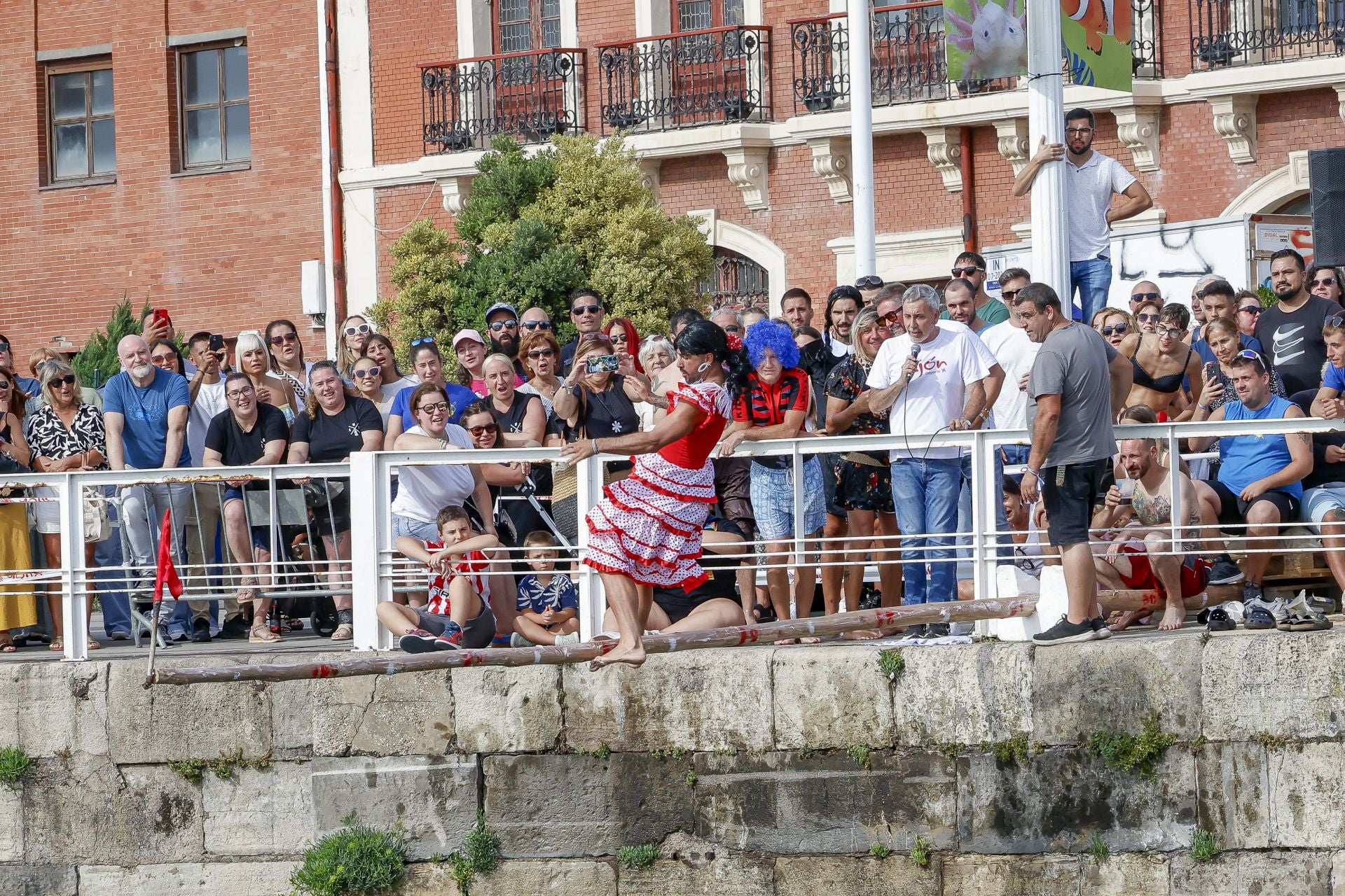 La tradicional cucaña volvió a Cimavilla