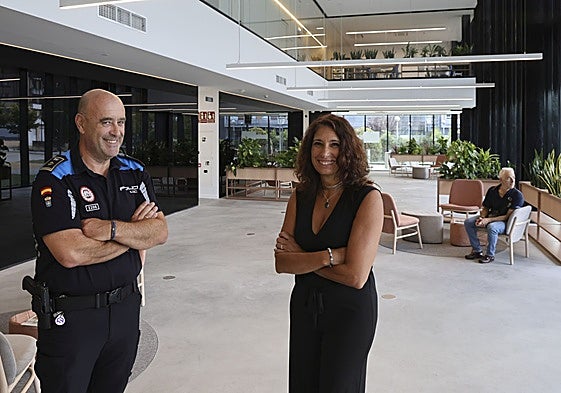 Arturo Artime, jefe de la Policía Local de Gijón, y Nuria Bravo, concejala de Seguridad Ciudadana y Emergencias, en la nueva jefatura, ubicada en el Polígono de Pumarín.
