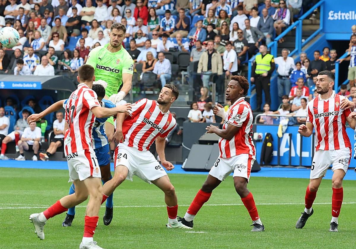 El Sporting se vuelve de vacío de Riazor.