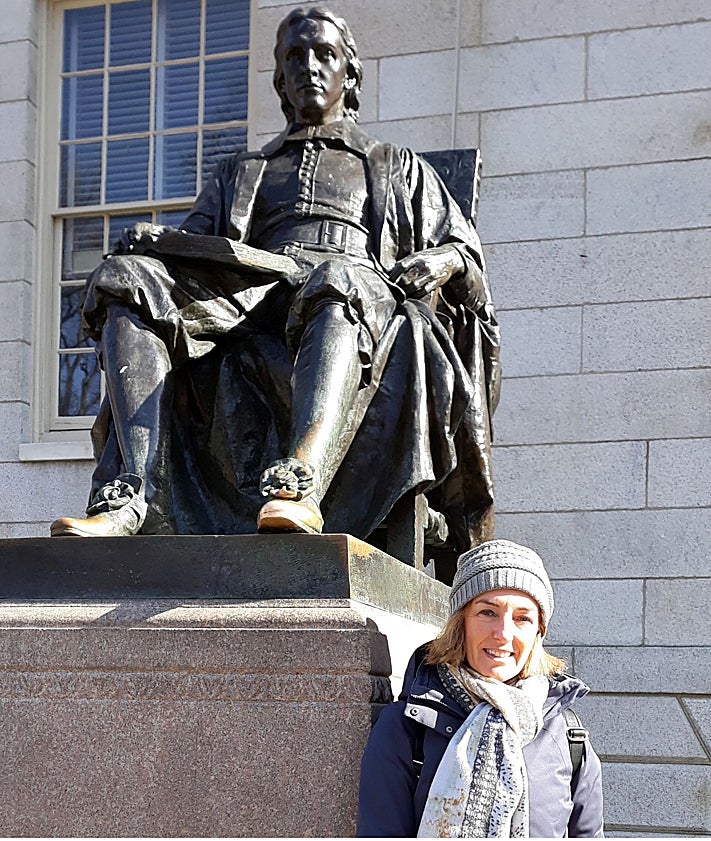 Imagen secundaria 2 - Diferentes momentos de la vida de Marta Mateo: de niña, con Rosa Montero y en Harvard.